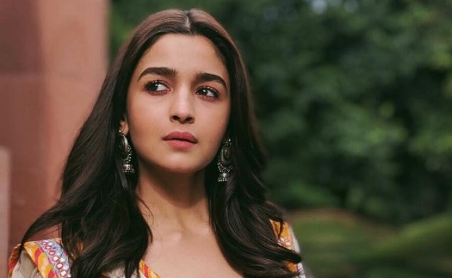 ఆ హీరోయిన్ కంటే యూట్యూబ్ స్టార్స్ నయం.. ఎంతో అద్భుతంగా డాన్స్ చేస్తారు!