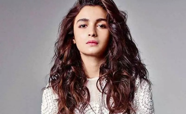 బాలీవుడ్ బ్యూటీ ఆలియా సంపాదన తెలిసి షాక్ అవుతున్న తన తండ్రి..!