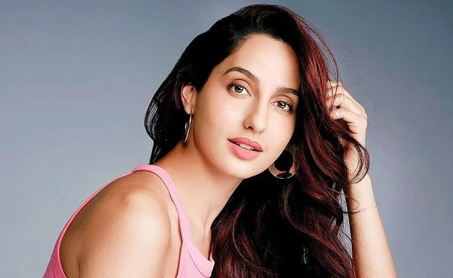 కారులో బాడీని కదిలిస్తూ కారును షేక్ చేసిన హీరోయిన్..?