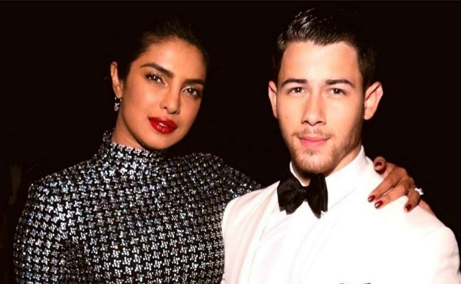 పేరు చివర తన భర్త పేరు తొలగించిన ప్రియాంక చోప్రా.. కారణం అదేనా?