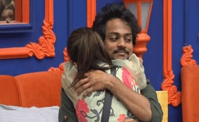 ఐ హేట్ యూ అంటూనే హగ్ చేసుకొని రచ్చ చేసిన సిరి షణ్ముఖ్..!