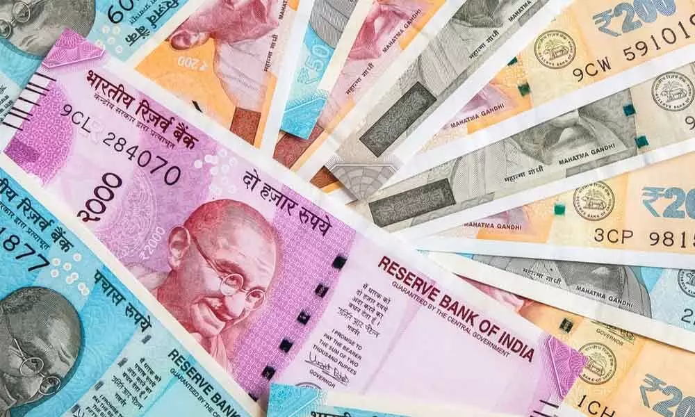 Currency Notes: రోడ్డుపై కుప్పలు తెప్పలుగా కరెన్సీ నోట్లు