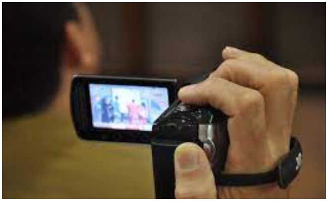 నీచుడు.. మూడు నెలలుగా మహిళా స్నానం చేస్తున్న వీడియోలు తీసి.. చివరికి?