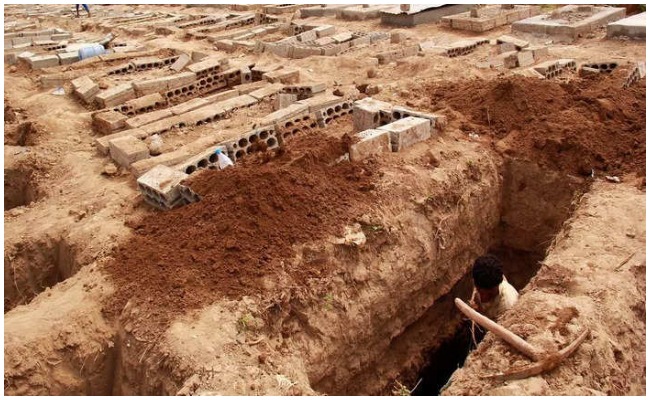 Crime: శ్మశాన వాటికలో తన తల్లి సమాధిని తవ్వి..! మృతదేహాన్ని ఇంటికి తీసుకెళ్లిన కొడుకు..! ఎందుకో తెలుసా..!