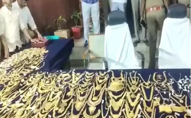 Gold Rates: తగ్గిన బంగారం, వెండి ధరలు.. తెలుగు రాష్ట్రాల్లో ధరలు!