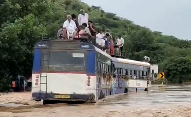 ఏపీ వరదలు: ఎట్టకేలకు స్పందించడం షురూ చేసిన తెలుగు సినీ పరిశ్రమ