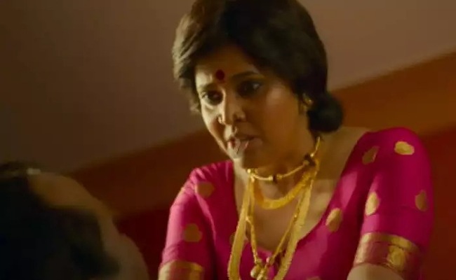 Anchor Anasuya: నోట్లో బ్లేడుతో మంగళం శీను మీదికెక్కి రచ్చ చేస్తున్న దాక్షాయిని..!