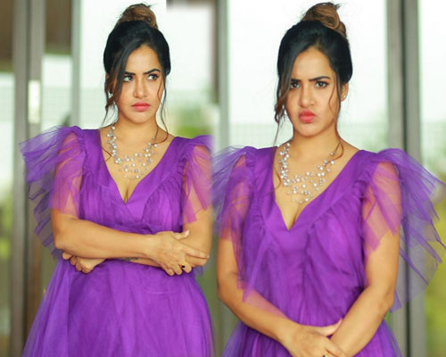 Ashu Reddy-ఆశు రెడ్డి లూకింగ్ గోర్జియస్ ఇన్ వయొలెట్  డ్రెస్