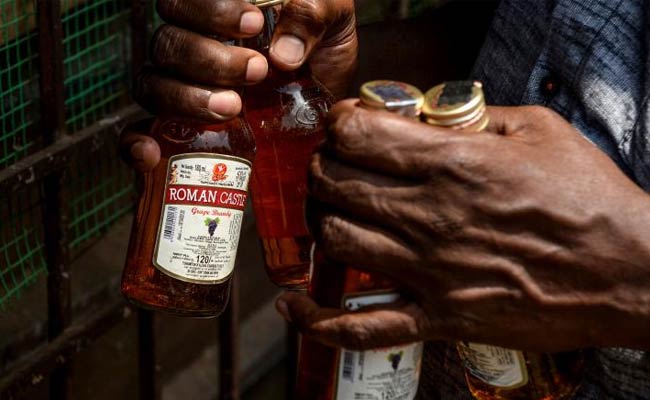 BJP : బీజేపీ కానుక: ఆంధ్రప్రదేశ్‌లో చీప్ లిక్కర్ 50 రూపాయలే.!