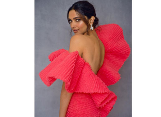 Deepika Padukone-దీపికా పదుకొనె లూకింగ్ బ్యూటిఫుల్ ఇన్ పింక్ డ్రెస్
