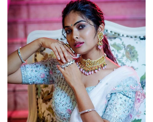 Divi Vadthya-దివి వాదిత్య గ్లామరస్ ఫోటో షూట్