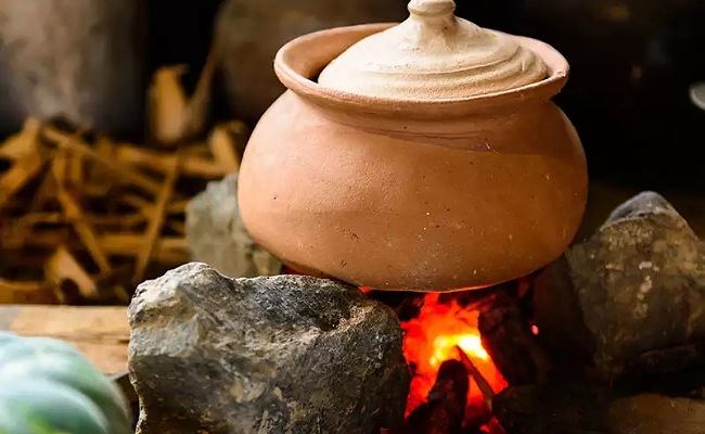 మట్టి కుండలో వంట చేయడం వల్ల లాభాలు ఏమిటో తెలుసా?