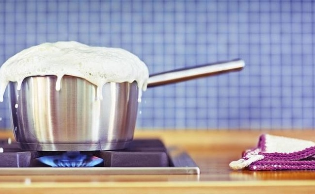 తరుచూ పాలు పొంగపెడుతూ వృథా చేస్తున్నారా.. అయితే ఈ చిట్కా పాటించండి!