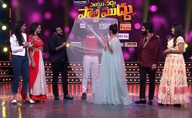 Hyper Aadi: యాంకర్ రష్మీ డ్రెస్ పై సెటైర్లు వేసిన హైపర్ ఆది.. ఈరోజు ఈ డ్రెస్సుతోనే స్కిట్ చేస్తామంటూ కామెంట్స్..!