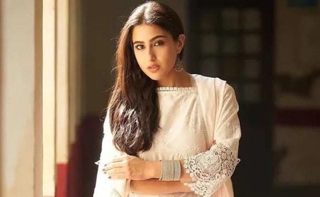 Saraali Khan: నేను అది చూపించడానికి ఇన్‌స్టాగ్రామ్‌లో వస్తాను.. అంటూ షాకింగ్ కామెంట్స్ చేసిన సారా అలీ ఖాన్?