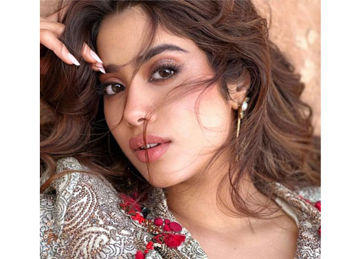 Janhvi Kapoor-జాన్హవి కపూర్ గ్లామరస్ స్టిల్స్