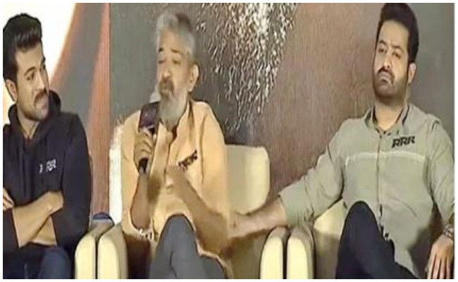 Rajamouli: ఒకరిని ఒకరు గిల్లుకుంటున్న చెర్రీ, ఎన్టీఆర్, జక్కన్నా.. పెళ్ళాలకు విడాకులు ఇచ్చి పెళ్లి చేసుకొండంటూ ట్రోల్స్!