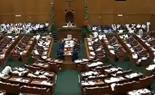 MLA Sensational Comments : అత్యాచారం అనివార్యమైతే.. ఏం చేయాలంటే.!