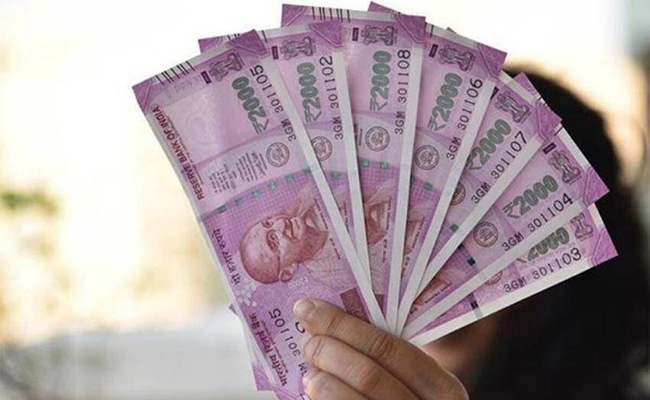 కష్టపడి సంపాదించినా డబ్బు నిలవడం లేదా.. అయితే ఈ వాస్తు చిట్కాలను పాటించండి..?