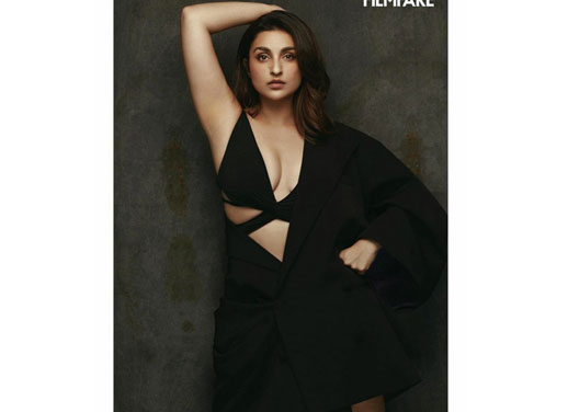 Parineeti Chopra-పరిణీతి చోప్రా సెక్సీ లుక్స్  ఇన్ బ్లాక్ సారీ