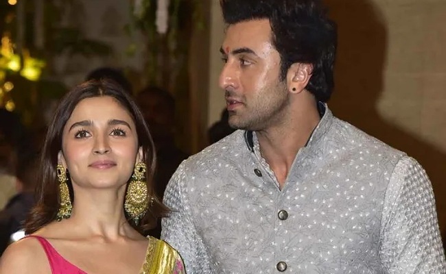 Ranabir Kapoor- Aliya: మన పెళ్లి ఎప్పుడు అంటూ వేదికపై అలియాను అడిగిన రణబీర్.. అలియా షాకింగ్ సమాధానం!