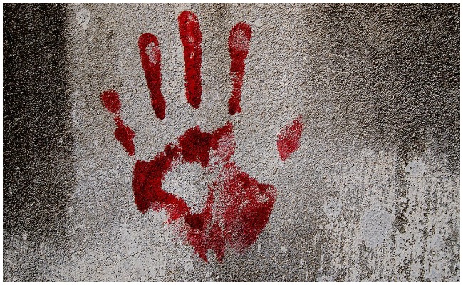 ప్రియుడిని ముక్కలు ముక్కలుగా నరికి.. అతడి పక్కనే నిద్రించిన ప్రియురాలు!