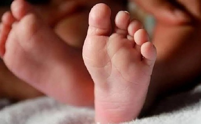 తల్లి వదిలేసి వెళ్లడంతో..అంగ వైకల్యంతో ఉన్న కుమార్తెను కాలువలో పడేసిన తండ్రి..?