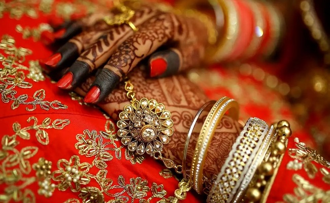 వరుడు చేసిన పనికి పోలీసులను ఆశ్రయించిన వధువు.. అసలేం జరిగిందంటే?