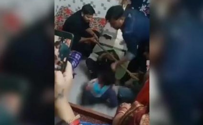 దారుణం : యువతిని జుట్టు పట్టుకుని కొడుతున్న వ్యక్తులు.. వీడియో వైరల్