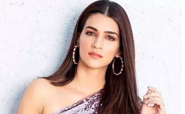 నీవల్లే నాకు అవమానం అంటూ కృతి సనన్ కు ట్వీట్ చేసిన నెటిజన్.. క్షమాపణలు చెప్పిన కృతి. !