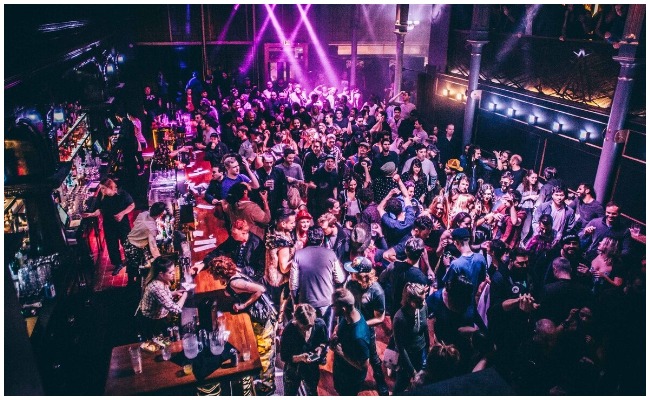 క్లబ్ లో యువతిని వేధించిన యువకులు.. ఆ తర్వాత?