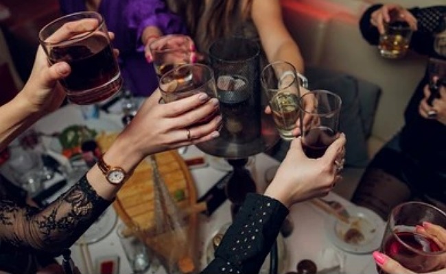 Star Celebrities: మందుకు బానిస అయిన స్టార్ట్స్ వీళ్ళే…!