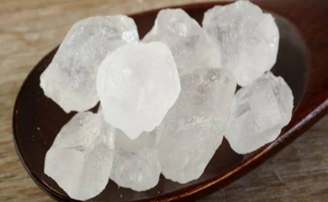 Vastu Tips: శుక్రవారం పటికతో ఇలా చేస్తే సిరి సంపదలు మీ వెంటే?