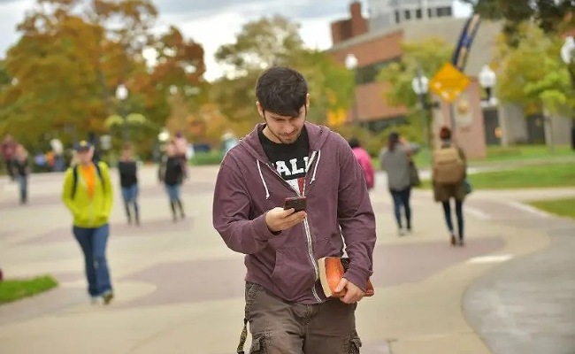 వాకింగ్ చేసే సమయంలో ఫోన్ వాడుతున్నారా.. అయితే ఇది తెలుసుకోవాల్సిందే!