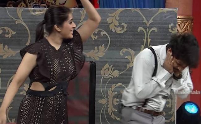 Extra Jabardasth: రష్మి కాళ్ళ పై పడిన కమెడియన్… అందరిముందు గుట్టు రట్టు చేసిన సింగర్ మనో..?