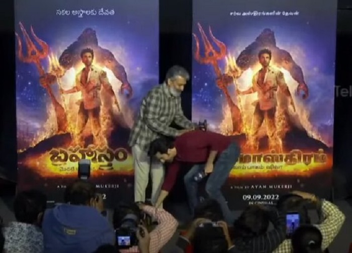 Ranbir bowed at Jakkanna's feet