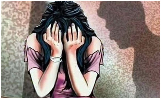 నీచుడు.. డ్రగ్స్ ఇచ్చి ఒకేరోజు 17 మందిపై అగాయిత్యం చేసిన ప్రిన్సిపాల్!