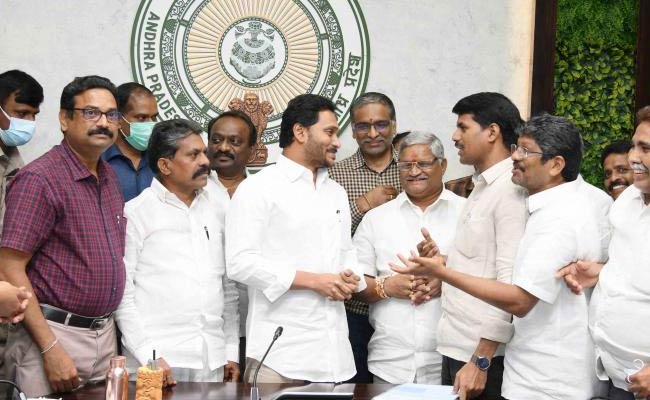 AP Politics : ఏపీ రాజకీయం: ఉద్యోగులు హ్యాపీ.. విపక్షాలకే బీపీ.!