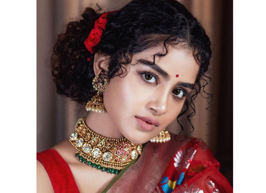 Anupama Parameswaran-అనుపమ పరమేశ్వరన్ న్యూ పిక్స్ ఇన్ సిల్క్ సారీ