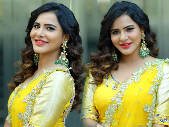 Ashu Reddy-ఆశు రెడ్డి గోర్జియస్ పిక్స్ ఇన్ యెల్లో హాఫ్  సారీ