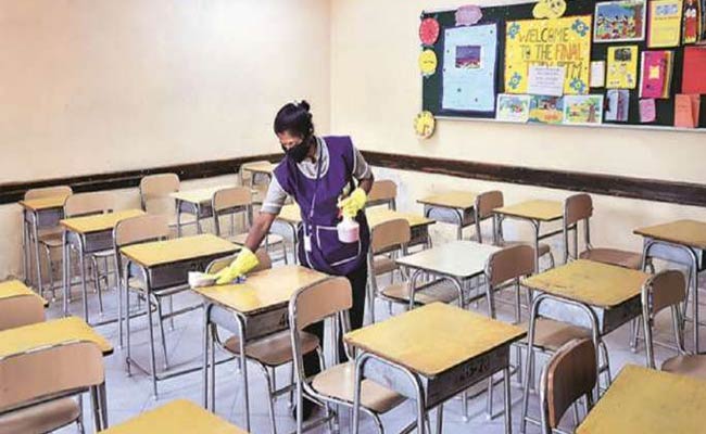 Close Schools : ఒమిక్రాన్: స్కూళ్ళు మూసేయ్యాలి.. బార్లు మాత్రం తెరిచెయ్యాలి.!