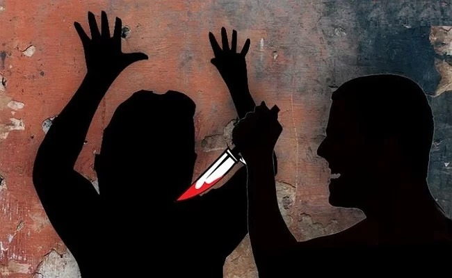 Crime: భార్యతో గొడవపడిన భర్త.. ఆవేశంలో గ్రైండర్ రాతితో భార్యపై దాడి.. అనంతరం తాను!