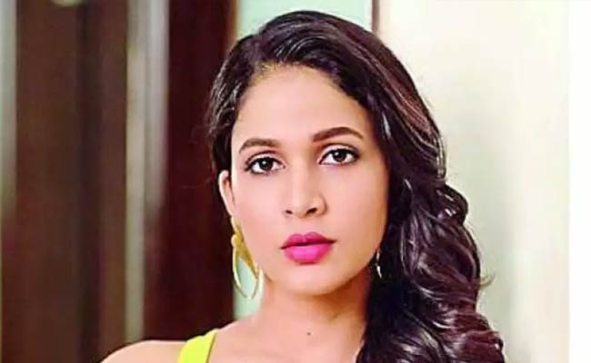 గాసిప్స్ : మెగా హీరోతో ప్రేమాయణంపై ఓ క్లారిటీ ఇచ్చేసిన స్టార్ హీరోయిన్..!