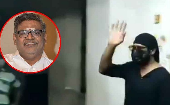 Prabhas: సిరివెన్నెల కుటుంబాన్ని పరామర్శించిన ప్రభాస్..!