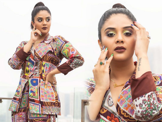 Sree Mukhi-శ్రీ ముఖి ఎంచాటింగ్ క్లిక్స్