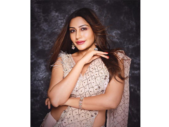 Surbhi Chandna-సురభి చందన న్యూ క్లిక్స్ ఇన్ సారీ