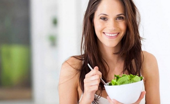 మీరు నిత్య యవ్వనంగా కనిపించాలంటే తినాల్సిన ఆహార పదార్థాలు ఇవే!