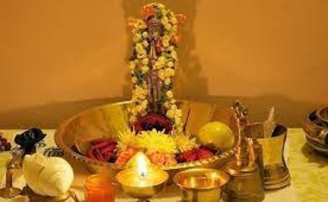 ఇంట్లో సిరిసంపదలకు లోటు లేకుండా ఉండాలంటే ఏ పూజ గదిలో ఈ వస్తువులు తప్పనిసరిగా ఉండాలి..?