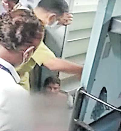 Viral Video: ప్ర‌యాణికుడిని కాలితో త‌న్నిన పోలీసు.. వీడియో వైర‌ల్