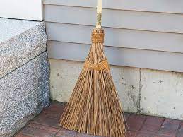 Vastu Tips: వాస్తు ప్రకారం ఇంట్లో చీపురు ఏ దిశలో పెట్టాలో తెలుసా?